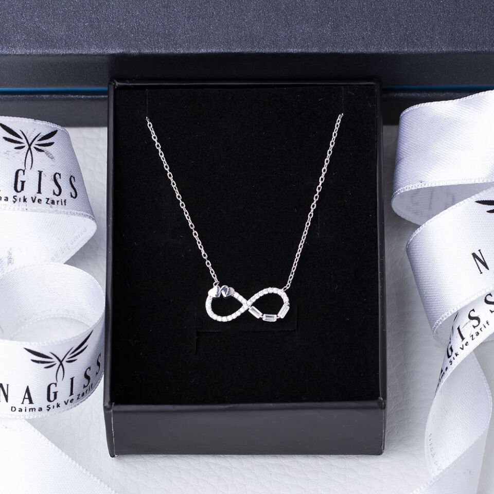 Sonsuzluk Kalp Detaylı Baget Taşlı 925 Ayar Gümüş Kadın Kolye
