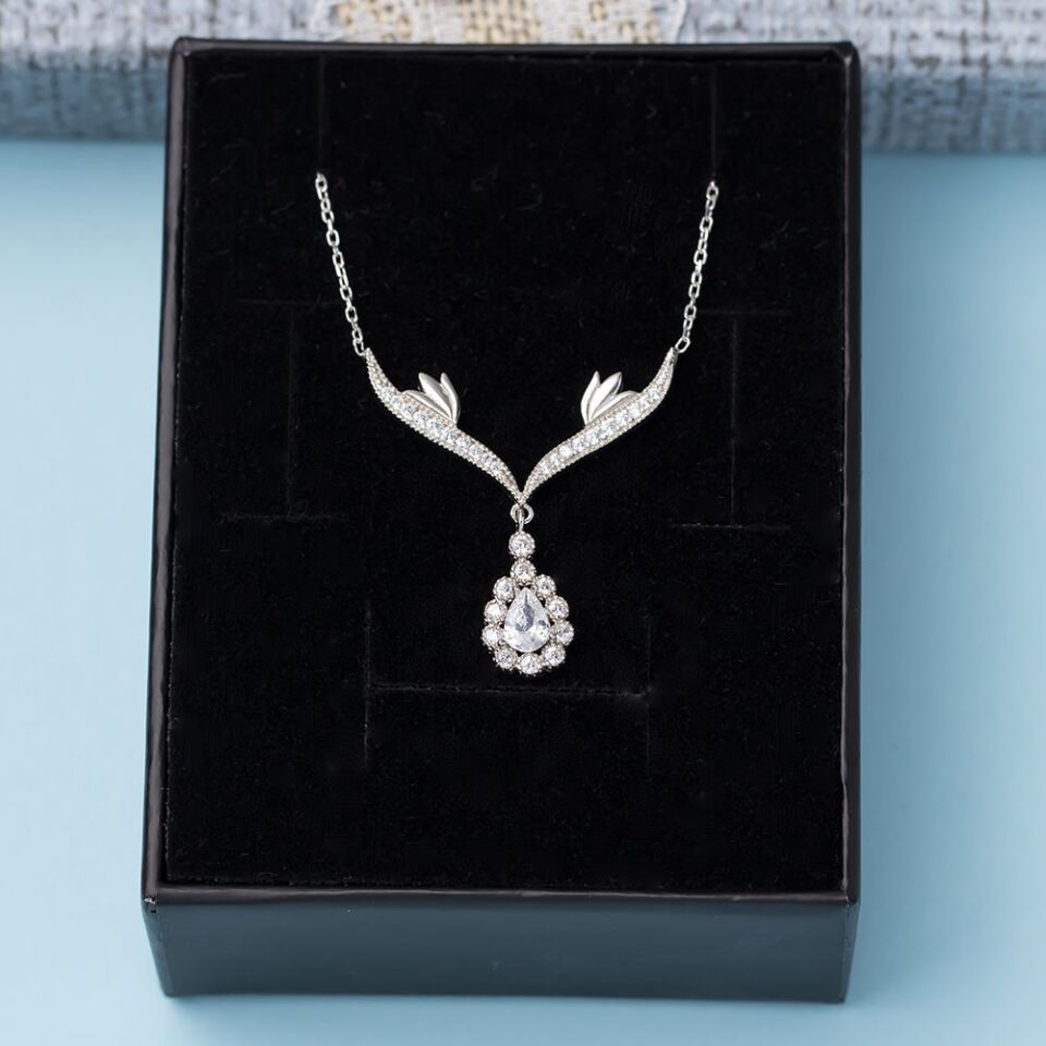 Şeffaf Damla Zirkon Taşlı 925 Ayar Gümüş Melek Kanatlı Model Kadın Kolye