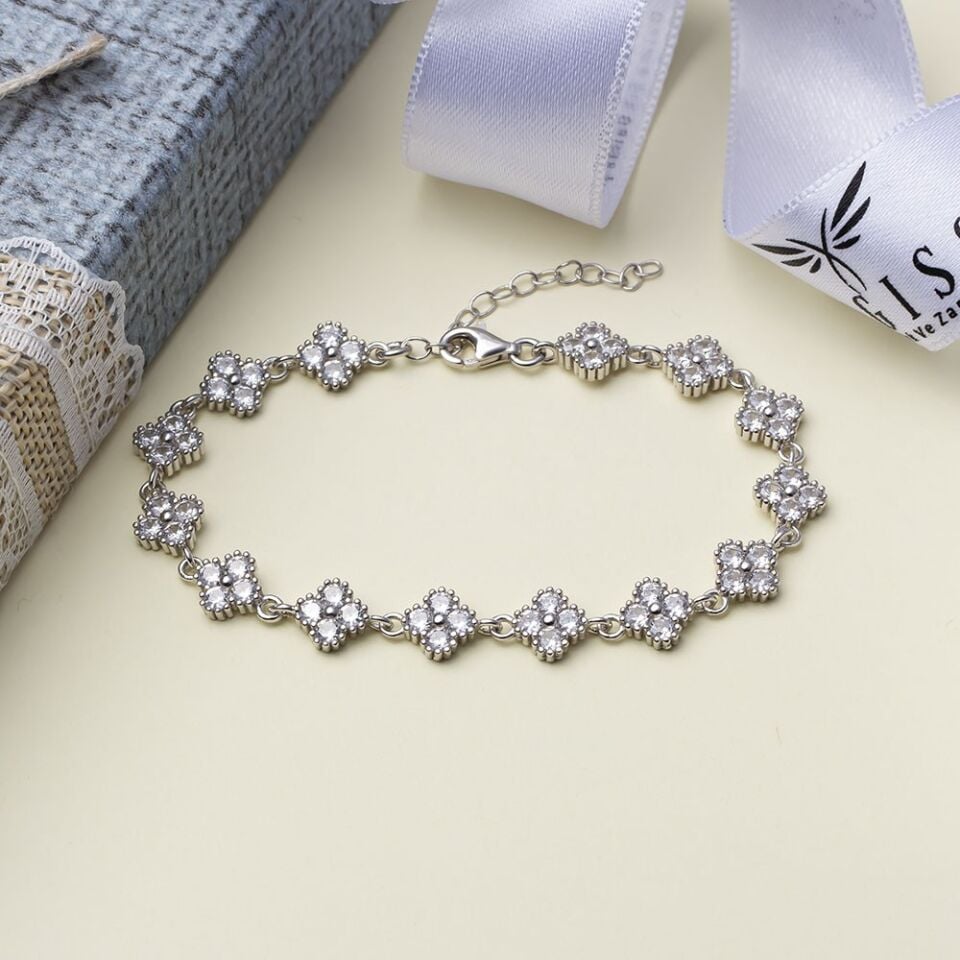 Yonca Model Şeffaf Zirkon Taşlı 925 Ayar Gümüş Kadın Bileklik