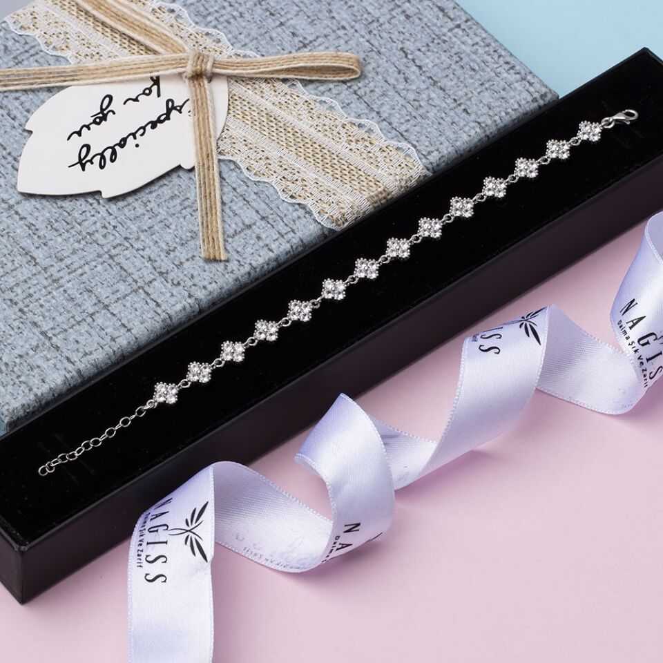 Yonca Model Şeffaf Zirkon Taşlı 925 Ayar Gümüş Kadın Bileklik