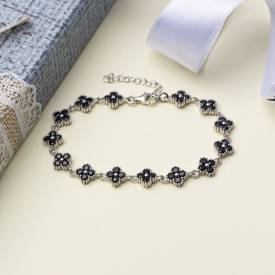 Yonca Model Siyah Zirkon Taşlı 925 Ayar Gümüş Kadın Bileklik