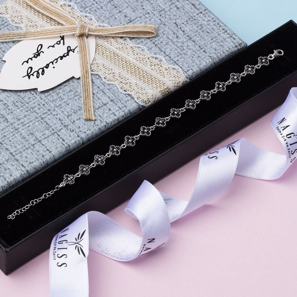 Yonca Model Siyah Zirkon Taşlı 925 Ayar Gümüş Kadın Bileklik