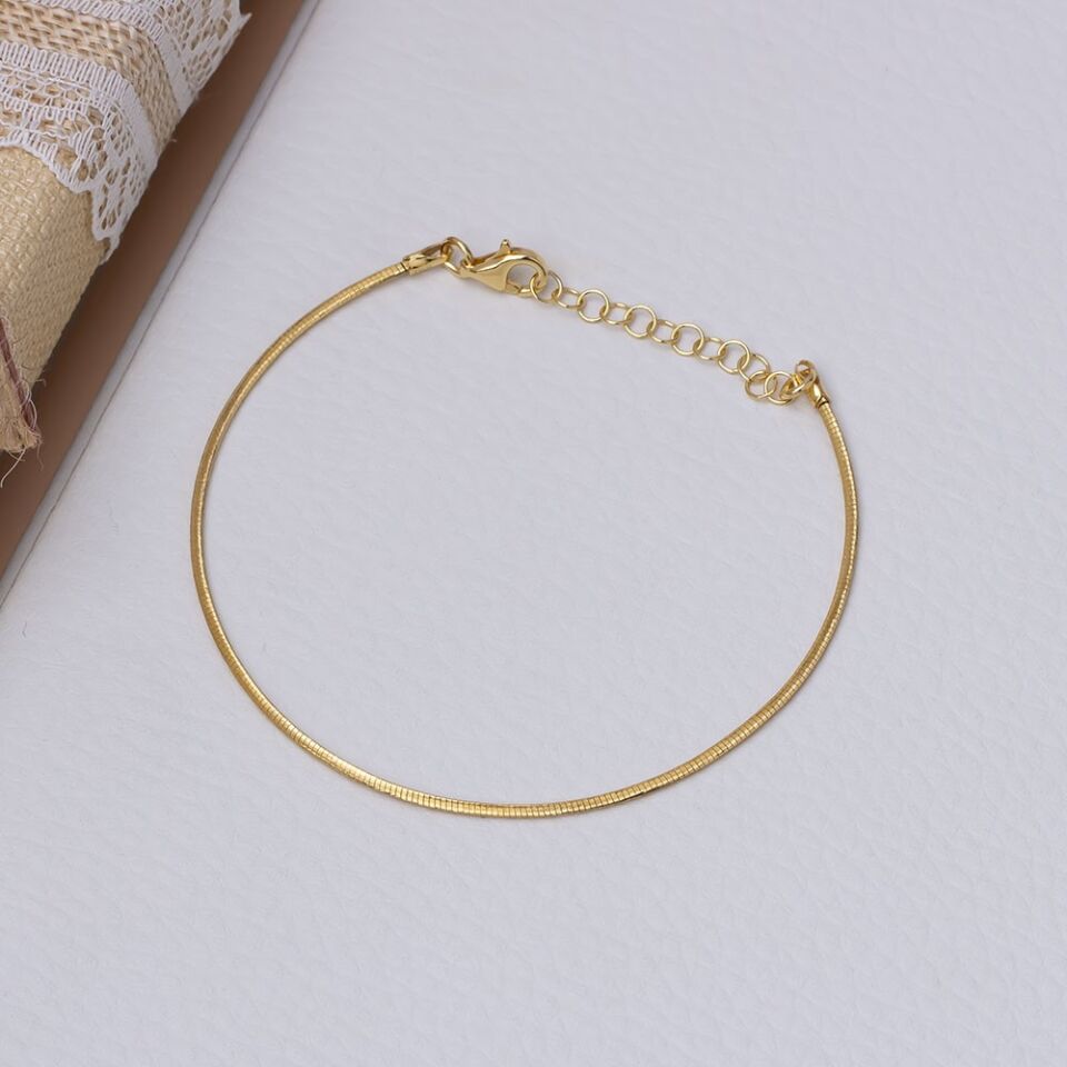 Tel Model Lazer Kumlu İşlemeli Gold Rengi 925 Ayar Gümüş Kadın Bileklik