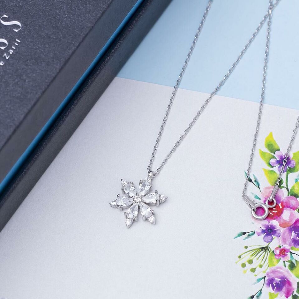 Zirkon Taşlı Lotus Çiçeği Model 925 Ayar Gümüş Kadın Kolye