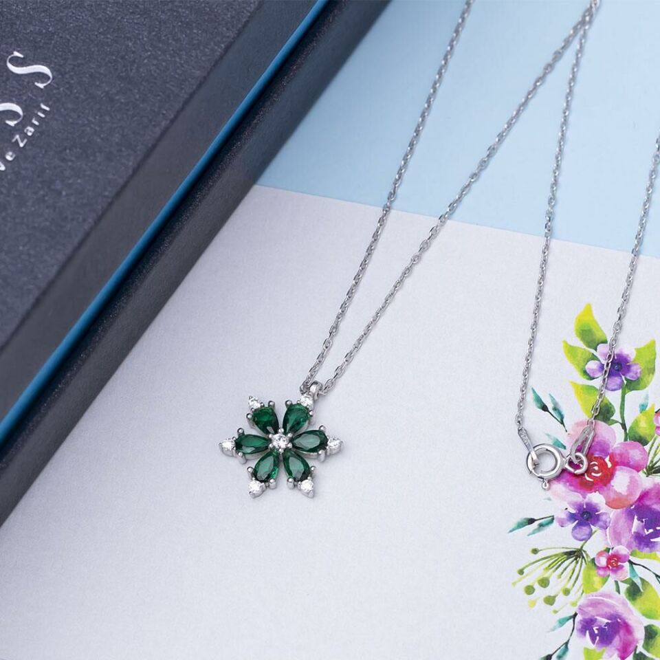 Yeşil Zirkon Taşlı Lotus Çiçeği Model 925 Ayar Gümüş Kadın Kolye