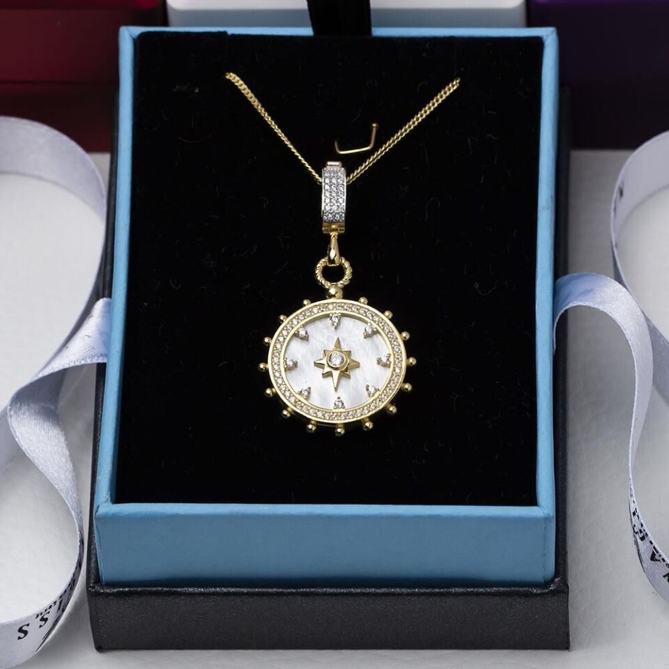 Pusula Model Sedef Taşlı Yıldız Detaylı Gold Rengi 925 Ayar Gümüş Kadın Kolye